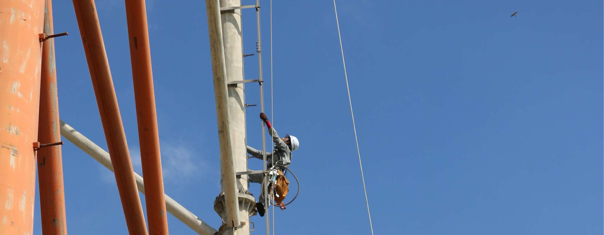 鉄塔で作業する様子